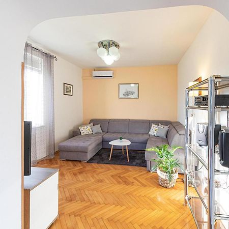 Lovely Apartment In Kastel Kambelovac With Wifi Kastela Bagian luar foto