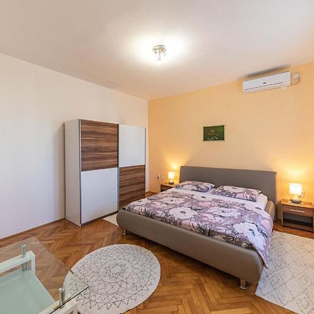 Lovely Apartment In Kastel Kambelovac With Wifi Kastela Bagian luar foto