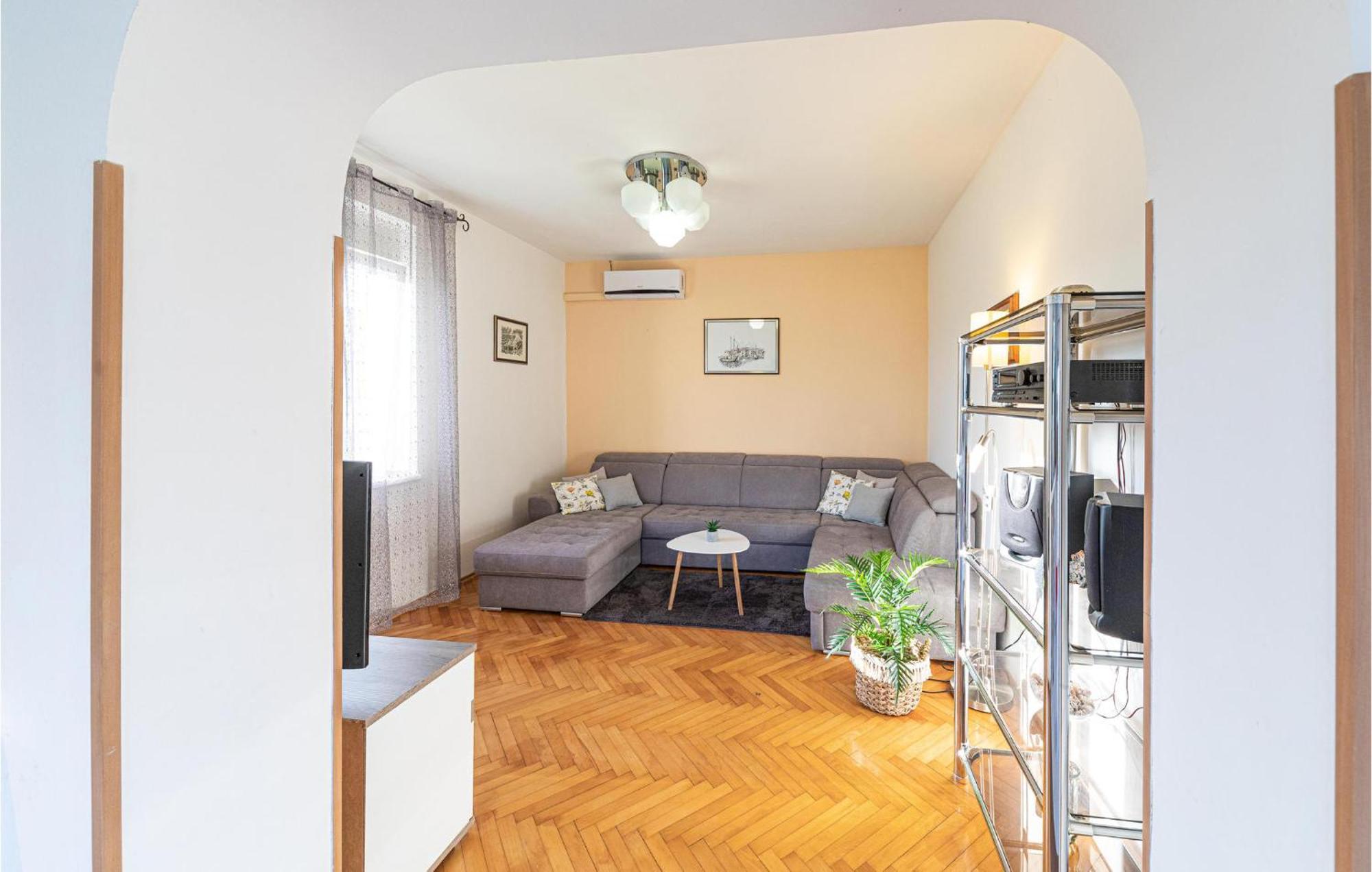 Lovely Apartment In Kastel Kambelovac With Wifi Kastela Bagian luar foto