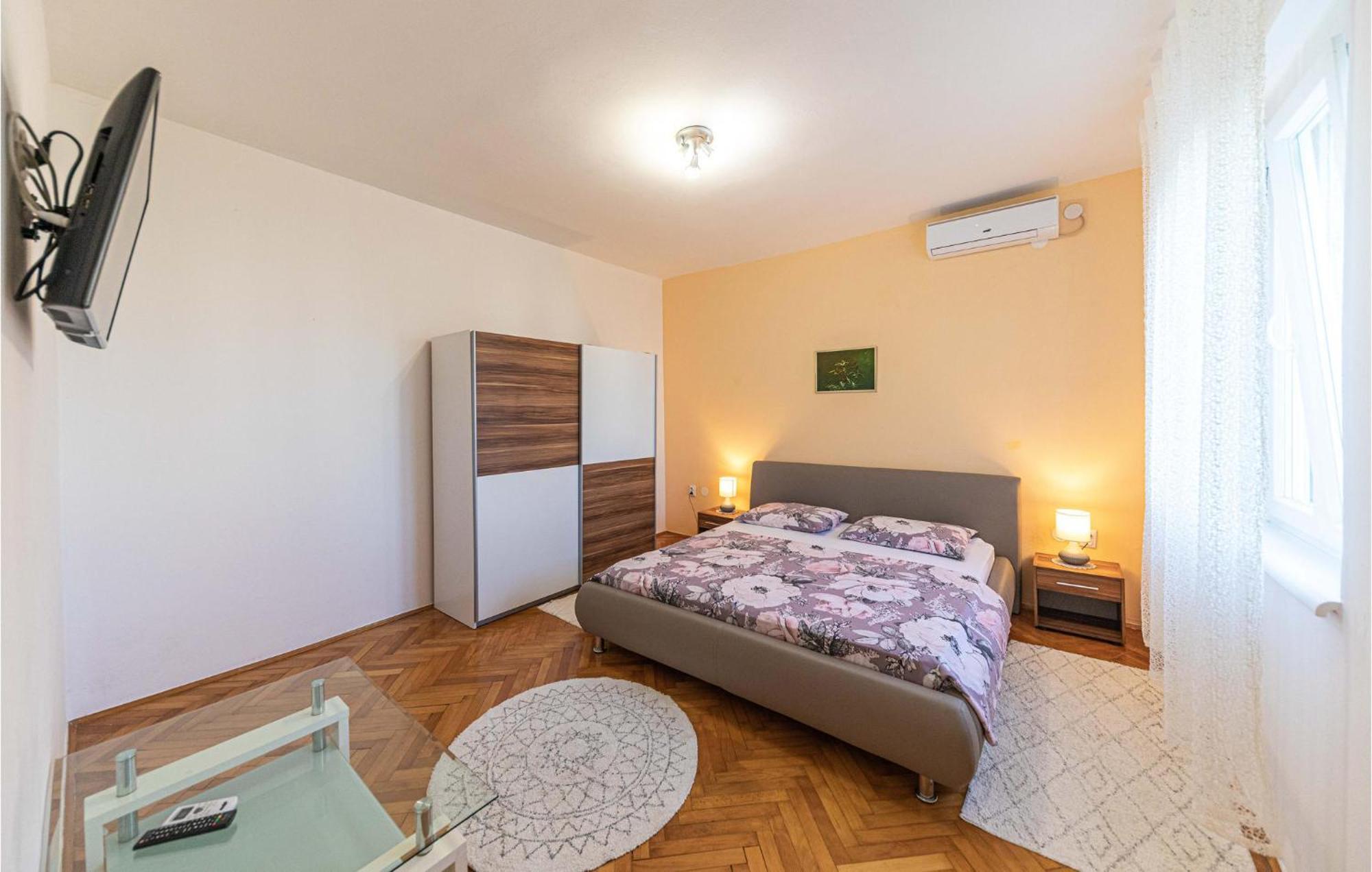 Lovely Apartment In Kastel Kambelovac With Wifi Kastela Bagian luar foto