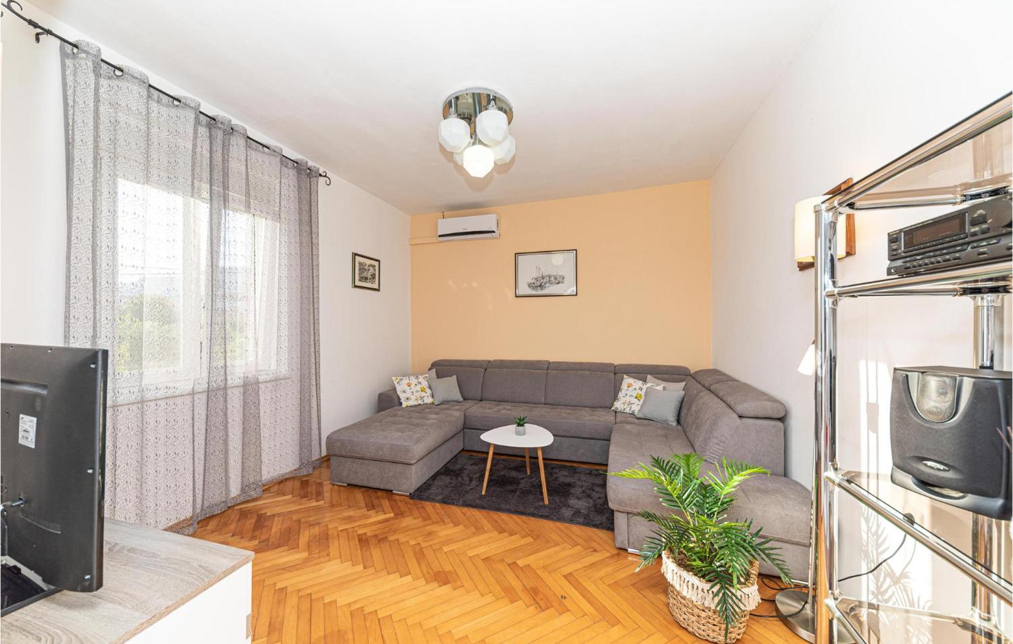 Lovely Apartment In Kastel Kambelovac With Wifi Kastela Bagian luar foto