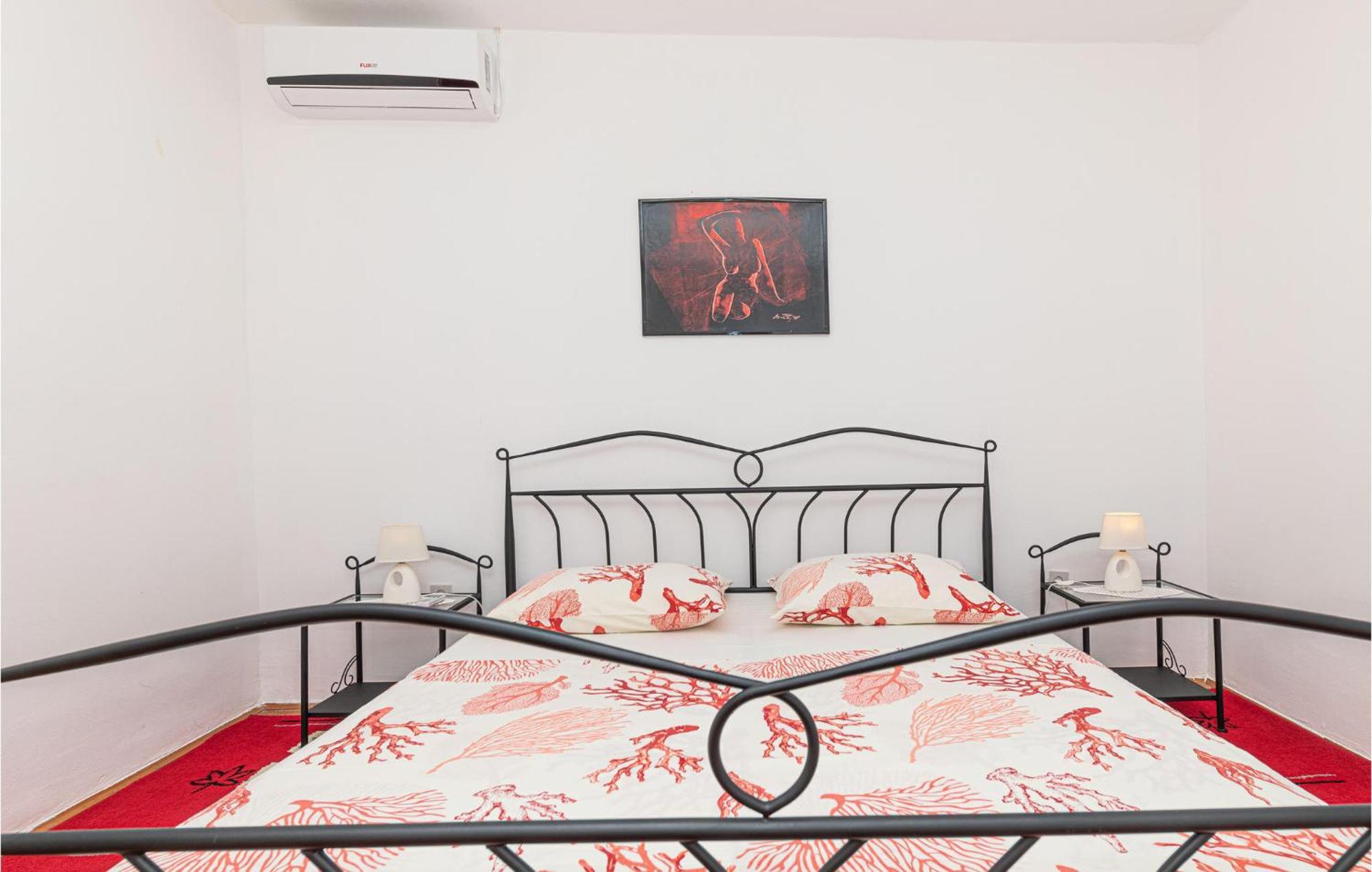 Lovely Apartment In Kastel Kambelovac With Wifi Kastela Bagian luar foto
