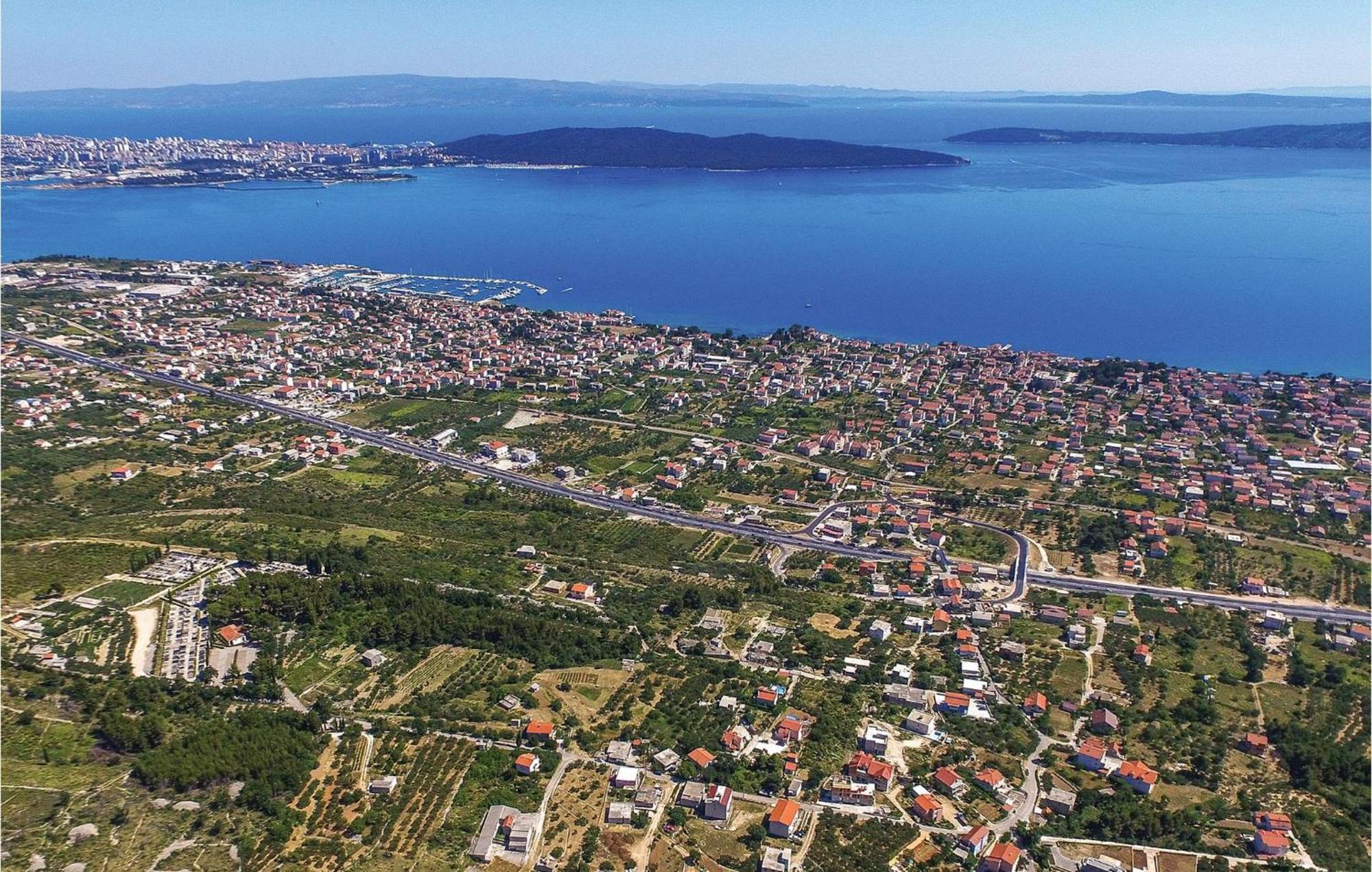 Lovely Apartment In Kastel Kambelovac With Wifi Kastela Bagian luar foto