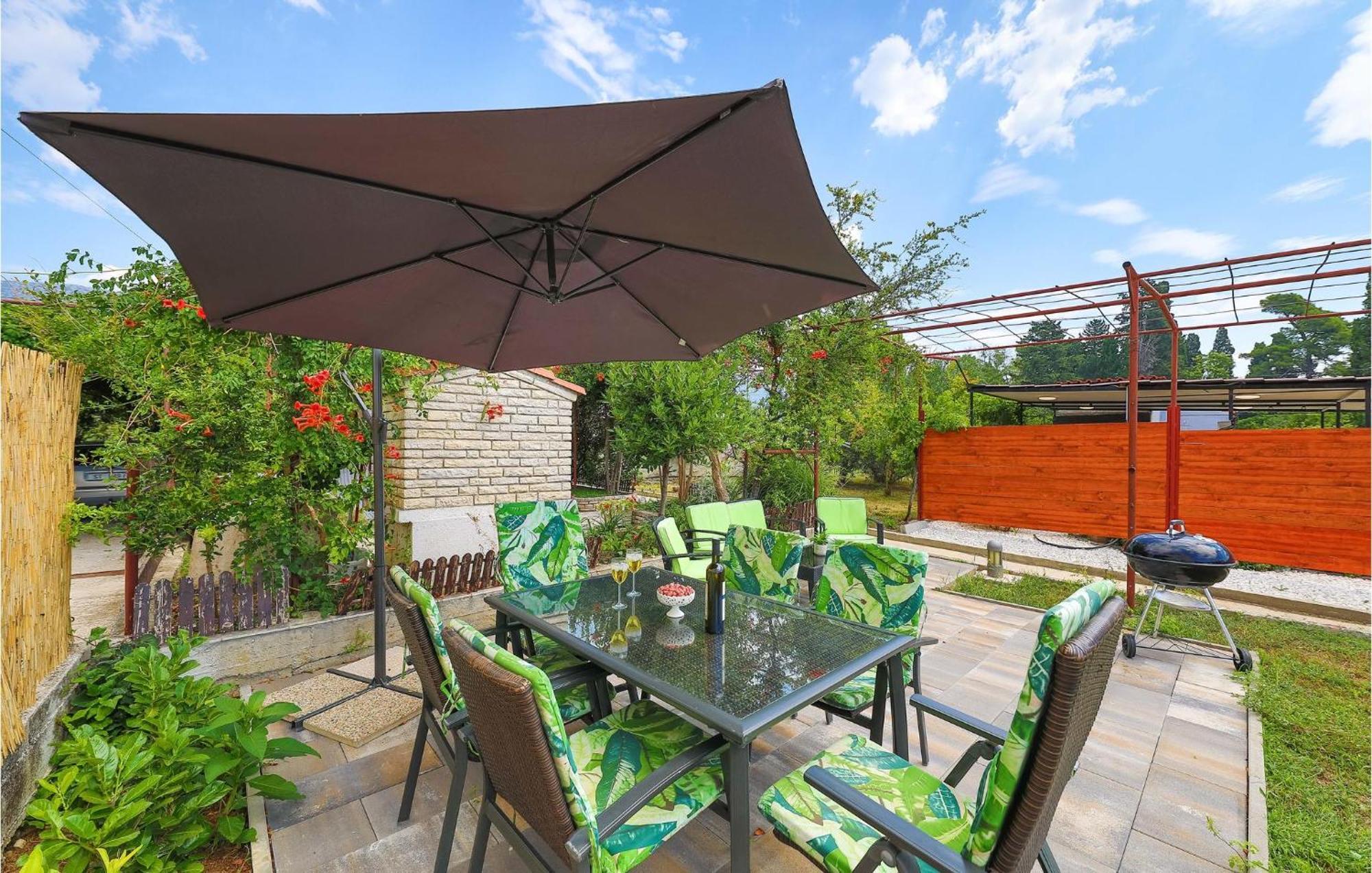 Lovely Apartment In Kastel Kambelovac With Wifi Kastela Bagian luar foto