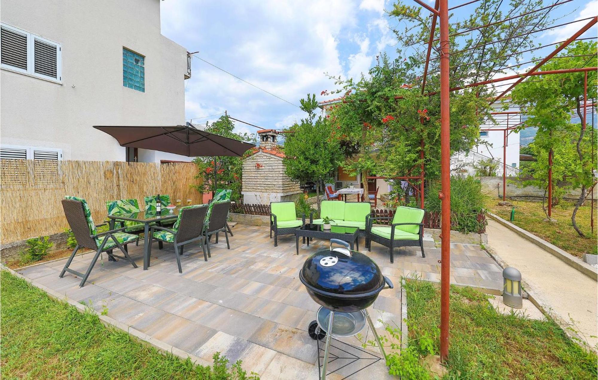 Lovely Apartment In Kastel Kambelovac With Wifi Kastela Bagian luar foto