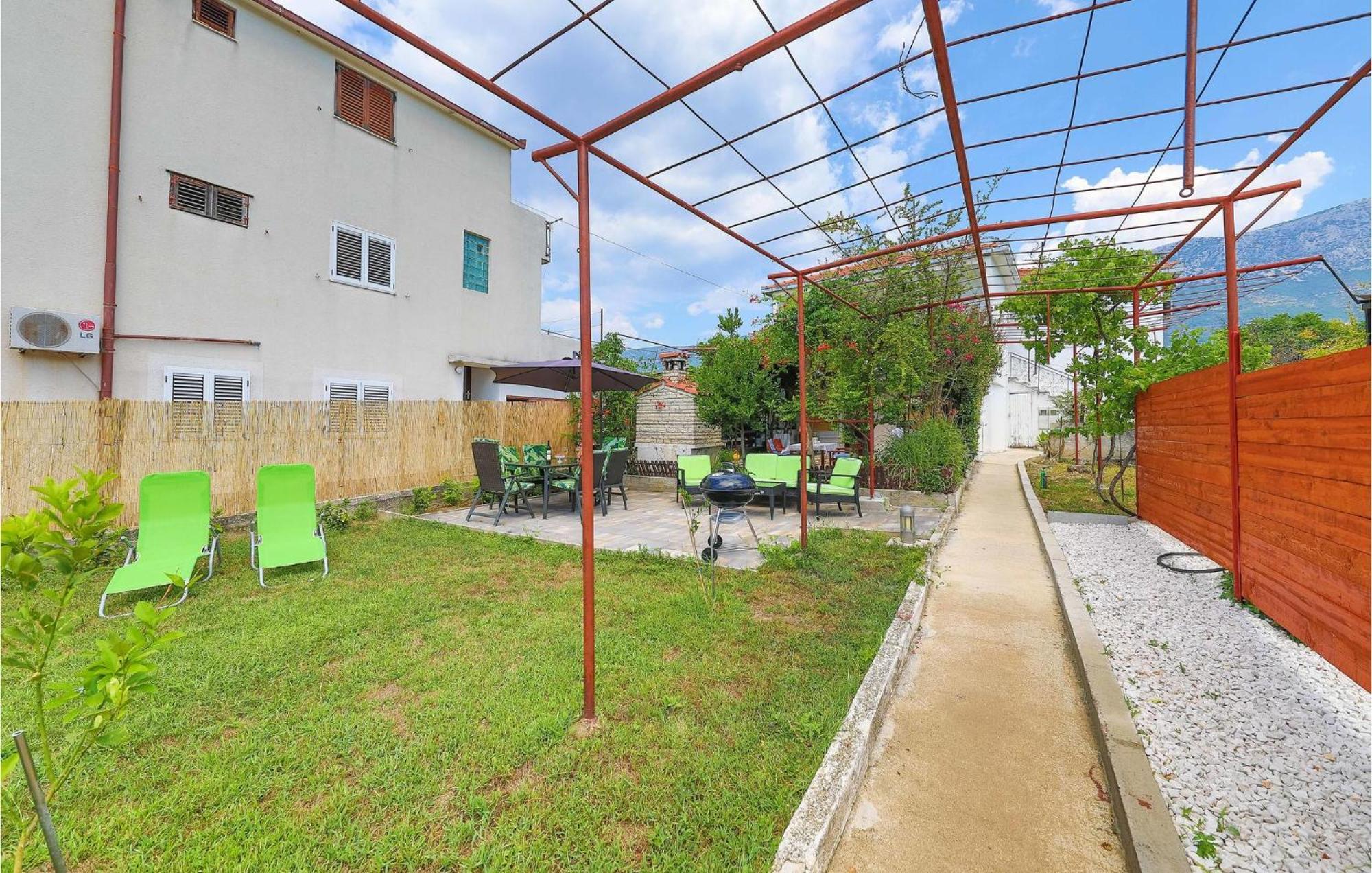Lovely Apartment In Kastel Kambelovac With Wifi Kastela Bagian luar foto